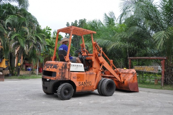 ขายรถตัก TOYOTA 2SG10สวยเดิมจากญี่ปุ่น บุ้งกี๋กระดก ยังไม่เคยใช้ในไทย125,000เท่านั้น