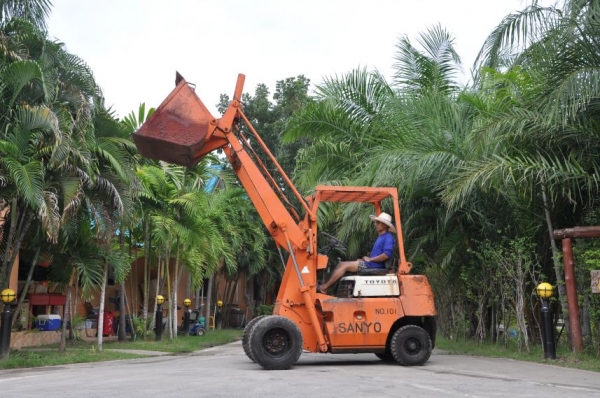ขายรถตัก TOYOTA 2SG10สวยเดิมจากญี่ปุ่น บุ้งกี๋กระดก ยังไม่เคยใช้ในไทย125,000เท่านั้น