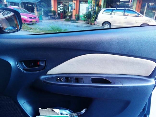 new vios ปี 08 รุ่น E ivory เกียร์ออโต้ ติดแก๊ส lpg หัวฉีด ระบบเบรค abs รถผมเอง มือเดียวป้ายแดง ไม่เคยมีอุบัติเหตุหนัก ทำประกันชั้น 1 วิริยะมาตั้งแต่ป้ายแดง ไม่เคยเคลม สีเดิมทั้งคัน บางๆเลย ภายในทูโทน เบาะหนัง ฟิล์ม lamina กุญแจรีโมท กระจกปรับและพับไฟฟ้า