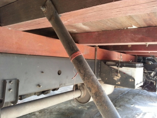 รถอีซูซุ  6  ล้อ รั้ว ( ไม่ดั้ม )  210 แรงม้า. ปี 56  ( รถวิ่ง 7x,xxx กม. )  สนใจติดต่อ 081 - 6079515