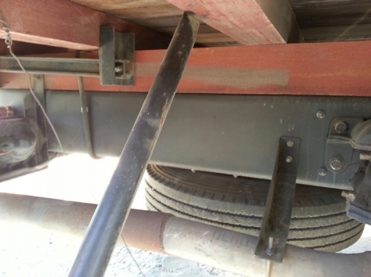 รถอีซูซุ  6  ล้อ รั้ว ( ไม่ดั้ม )  210 แรงม้า. ปี 56  ( รถวิ่ง 7x,xxx กม. )  สนใจติดต่อ 081 - 6079515