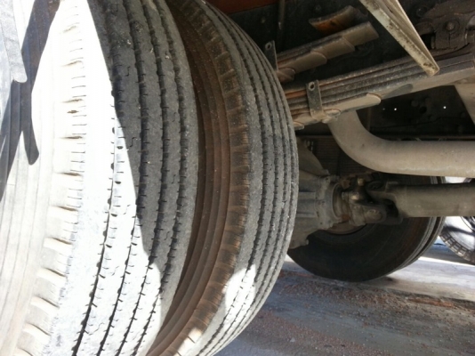 รถอีซูซุ  6  ล้อ รั้ว ( ไม่ดั้ม )  210 แรงม้า. ปี 56  ( รถวิ่ง 7x,xxx กม. )  สนใจติดต่อ 081 - 6079515