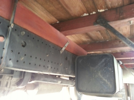 รถอีซูซุ  6  ล้อ รั้ว ( ไม่ดั้ม )  210 แรงม้า. ปี 56  ( รถวิ่ง 7x,xxx กม. )  สนใจติดต่อ 081 - 6079515