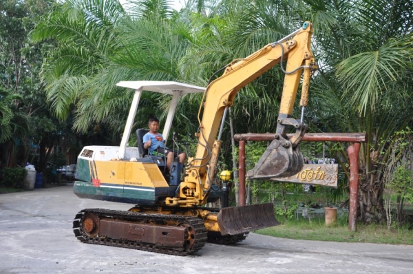 ลดกระหน่ำ!!ขายแบคโฮ KOMATSU PC20-5 สวยเดิมจากญี่ปุ่นยังไม่เคยใช้ในไทย 210,000เท่านั้น!!!