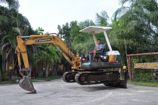 ลดกระหน่ำ!!ขายแบคโฮ KOMATSU PC20-5 สวยเดิมจากญี่ปุ่นยังไม่เคยใช้ในไทย 210,000เท่านั้น!!!