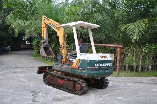 ลดกระหน่ำ!!ขายแบคโฮ KOMATSU PC20-5 สวยเดิมจากญี่ปุ่นยังไม่เคยใช้ในไทย 210,000เท่านั้น!!!