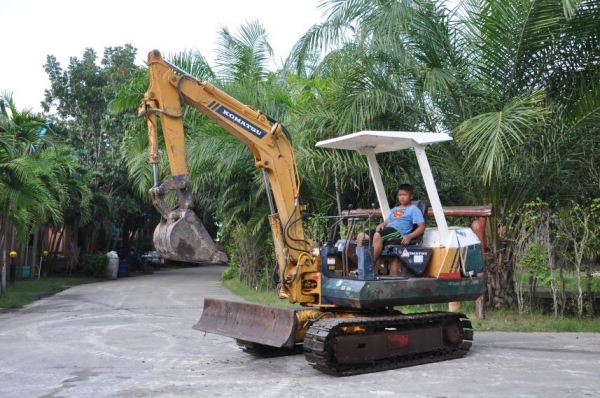 ลดกระหน่ำ!!ขายแบคโฮ KOMATSU PC20-5 สวยเดิมจากญี่ปุ่นยังไม่เคยใช้ในไทย 210,000เท่านั้น!!!