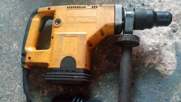 ขาย !! สกัด DEWALT รุ่นกลาง สภาพเดิม พร้อมใช้ ขาย !! สกัด DEWALT รุ่นกลาง สภาพเดิม พร้อมใช้