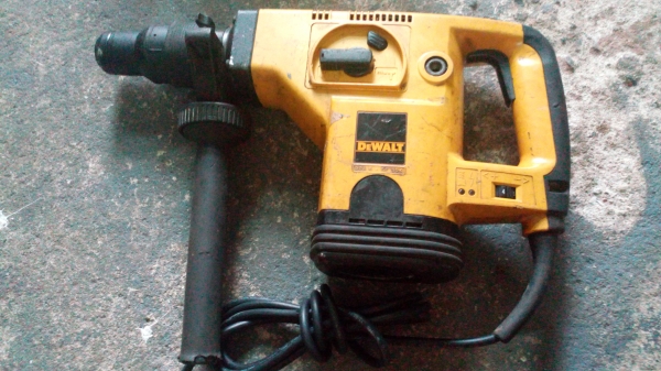 ขาย !! สกัด DEWALT รุ่นกลาง สภาพเดิม พร้อมใช้