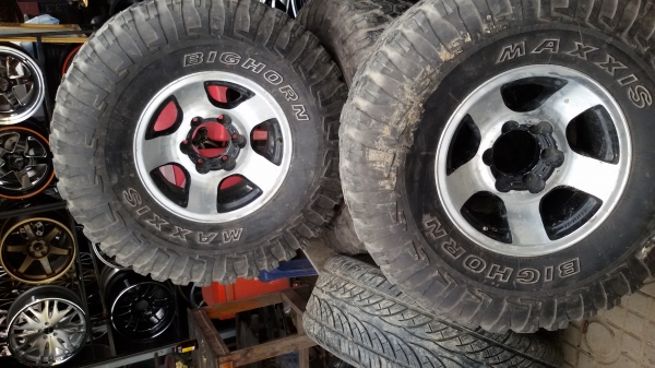 ขายล้อขอบ15 6รูพร้อมยาง33ทั้งชุด10500