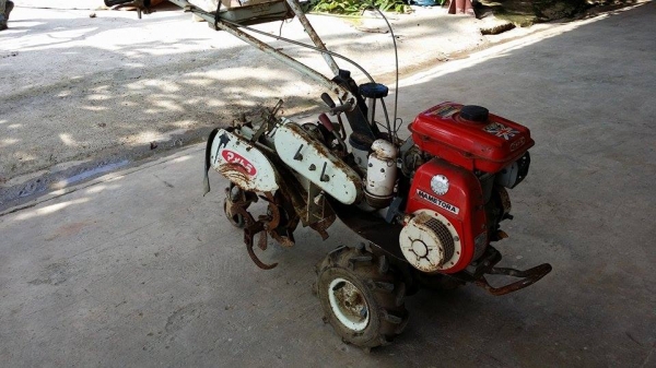 รถไถเดินตาม MAMETORA ขนาด 4 แรง เก่าญี่ปุ่น เครื่องยนต์ติดง่าย สภาพดีพร้อมใช้งาน สามารถปรับแฮนด์ได้ เหมาะสำหรับผู้ใช้ที่ต้องการเปลี่ยนไถแบบข้างหน้า และข้างหลัง รถไถเดินตาม MAMETORA ขนาด 4 แรง เก่าญี่ปุ่น เครื่องยนต์ติดง่าย สภาพดีพร้อมใช้งาน สามารถปรับแฮนด์ได้ เหมาะสำหรับผู้ใช้ที่ต้องการเปลี่ยนไถแบบข้างหน้า และข้างหลัง
