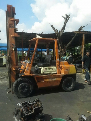 ขายโตโยต้า รุ่น4 น้ำหนัก 3.5ตัน เสาสูง4เมตร เกียร์ทอร์ค เครื่องดีเซล