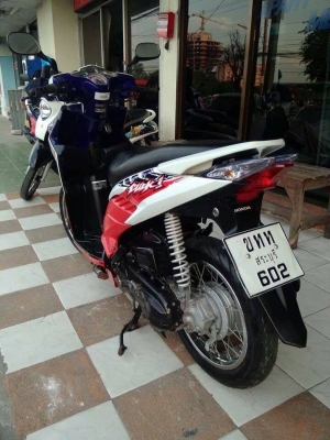 Honda Click i ปี 2555 สีขาวแดง รถสวย ลาย Street เป็นลายสุดท้าย Honda Click i ปี 2555 สีขาวแดง รถสวย ลาย Street เป็นลายสุดท้าย