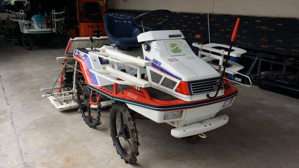 รถปลูกข้าวนั่งขับ KUBOTA เก่าญี่ปุ่น ดำนา 4 แถว สภาพสวย เครื่องยนต์ติดง่าย สภาพพร้อมใช้งาน รถปลูกข้าวนั่งขับ KUBOTA เก่าญี่ปุ่น ดำนา 4 แถว สภาพสวย เครื่องยนต์ติดง่าย สภาพพร้อมใช้งาน