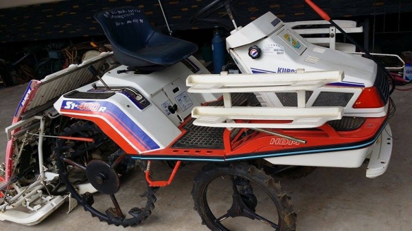 รถปลูกข้าวนั่งขับ KUBOTA เก่าญี่ปุ่น ดำนา 4 แถว สภาพสวย เครื่องยนต์ติดง่าย สภาพพร้อมใช้งาน รถปลูกข้าวนั่งขับ KUBOTA เก่าญี่ปุ่น ดำนา 4 แถว สภาพสวย เครื่องยนต์ติดง่าย สภาพพร้อมใช้งาน