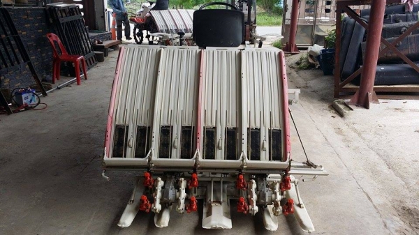 รถปลูกข้าวนั่งขับ KUBOTA เก่าญี่ปุ่น ดำนา 4 แถว สภาพสวย เครื่องยนต์ติดง่าย สภาพพร้อมใช้งาน รถปลูกข้าวนั่งขับ KUBOTA เก่าญี่ปุ่น ดำนา 4 แถว สภาพสวย เครื่องยนต์ติดง่าย สภาพพร้อมใช้งาน