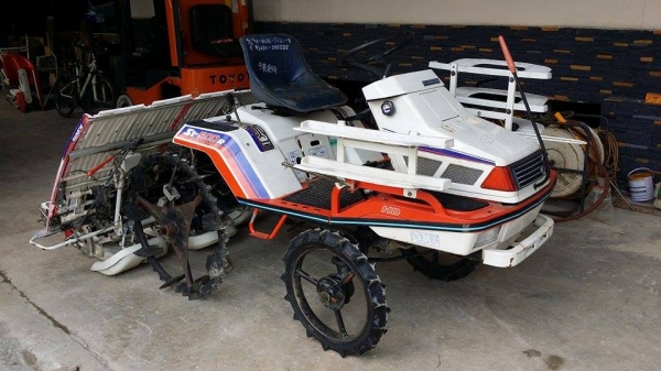 รถปลูกข้าวนั่งขับ KUBOTA เก่าญี่ปุ่น ดำนา 5 แถว สภาพสวย เครื่องยนต์ติดง่าย สภาพพร้อมใช้งาน รถปลูกข้าวนั่งขับ KUBOTA เก่าญี่ปุ่น ดำนา 5 แถว สภาพสวย เครื่องยนต์ติดง่าย สภาพพร้อมใช้งาน