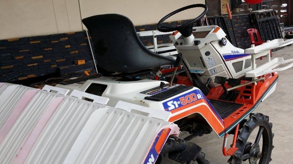 รถปลูกข้าวนั่งขับ KUBOTA เก่าญี่ปุ่น ดำนา 5 แถว สภาพสวย เครื่องยนต์ติดง่าย สภาพพร้อมใช้งาน รถปลูกข้าวนั่งขับ KUBOTA เก่าญี่ปุ่น ดำนา 5 แถว สภาพสวย เครื่องยนต์ติดง่าย สภาพพร้อมใช้งาน