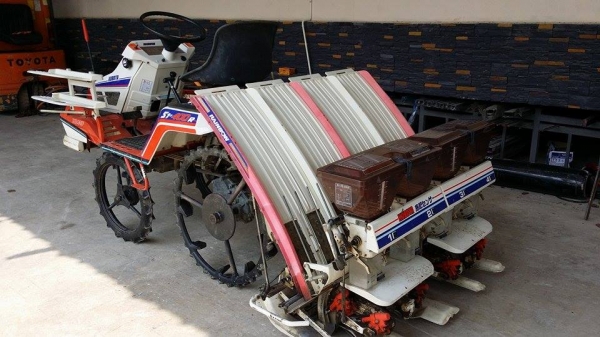 รถปลูกข้าวนั่งขับ KUBOTA  เก่าญี่ปุ่น พร้อมกล่องหยอดปุ๋ยด้านท้าย ดำนา 4 แถว สภาพสวย เครื่องยนต์ติดง่าย สภาพพร้อมใช้งาน