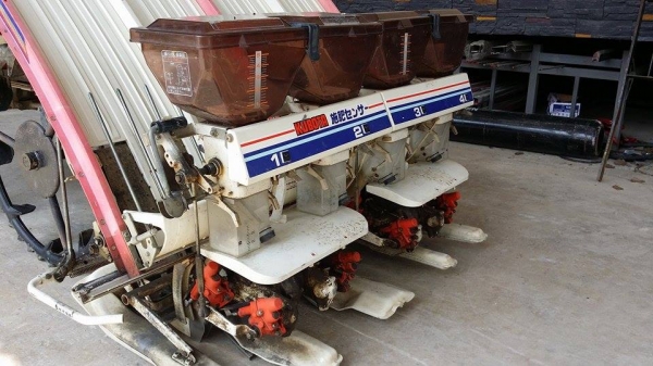 รถปลูกข้าวนั่งขับ KUBOTA เก่าญี่ปุ่น พร้อมกล่องหยอดปุ๋ยด้านท้าย ดำนา 4 แถว สภาพสวย เครื่องยนต์ติดง่าย สภาพพร้อมใช้งาน รถปลูกข้าวนั่งขับ KUBOTA เก่าญี่ปุ่น พร้อมกล่องหยอดปุ๋ยด้านท้าย ดำนา 4 แถว สภาพสวย เครื่องยนต์ติดง่าย สภาพพร้อมใช้งาน