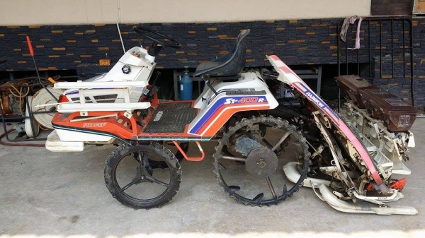 รถปลูกข้าวนั่งขับ KUBOTA เก่าญี่ปุ่น พร้อมกล่องหยอดปุ๋ยด้านท้าย ดำนา 4 แถว สภาพสวย เครื่องยนต์ติดง่าย สภาพพร้อมใช้งาน รถปลูกข้าวนั่งขับ KUBOTA เก่าญี่ปุ่น พร้อมกล่องหยอดปุ๋ยด้านท้าย ดำนา 4 แถว สภาพสวย เครื่องยนต์ติดง่าย สภาพพร้อมใช้งาน