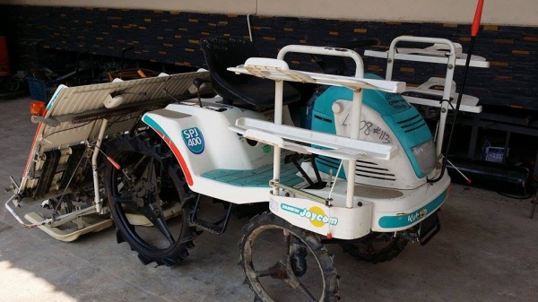 รถปลูกข้าวนั่งขับ KUBOTA เก่าญี่ปุ่น ดำนา 4 แถว สภาพสวย เครื่องยนต์ติดง่าย สภาพพร้อมใช้งาน รถปลูกข้าวนั่งขับ KUBOTA เก่าญี่ปุ่น ดำนา 4 แถว สภาพสวย เครื่องยนต์ติดง่าย สภาพพร้อมใช้งาน