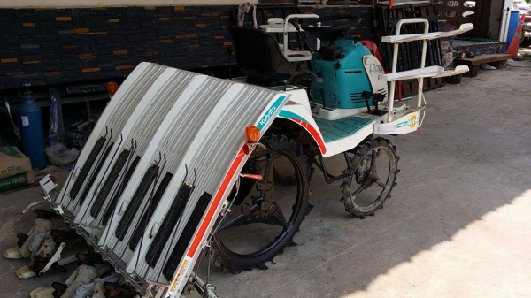 รถปลูกข้าวนั่งขับ KUBOTA เก่าญี่ปุ่น ดำนา 4 แถว สภาพสวย เครื่องยนต์ติดง่าย สภาพพร้อมใช้งาน รถปลูกข้าวนั่งขับ KUBOTA เก่าญี่ปุ่น ดำนา 4 แถว สภาพสวย เครื่องยนต์ติดง่าย สภาพพร้อมใช้งาน