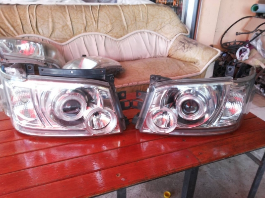 ไฟหน้าแต่งแบบโปรเจ็คเตอร์ รถตู้ TOYOTA Commuter  คู่ 2900 บาท