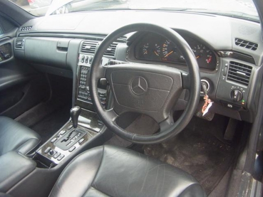 หัวตัด MERCEDES BENZ E-CLASS E320 ติดหลังคาซันรูฟ พร้อมประตู 4 บาน เกียร์ AT ขาดแค่ท้าย นำเข้าจากประเทศญี่ปุ่น หัวตัด MERCEDES BENZ E-CLASS E320 ติดหลังคาซันรูฟ พร้อมประตู 4 บาน เกียร์ AT ขาดแค่ท้าย นำเข้าจากประเทศญี่ปุ่น