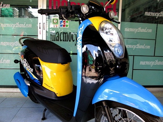 SCOOPY-I สีน้ำเงินดำ ระบบหัวฉีด รถเดือน สิงหาคม ปี 54 ไมล์ 9 พันโล เครื่องดี สภาพดีพร้องใช้ แถม 3 รายการ 23900
