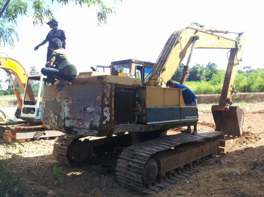 KOMATSU PC200-3ขายตามสภาพรถทำงานได้ครับ KOMATSU PC200-3ขายตามสภาพรถทำงานได้ครับ