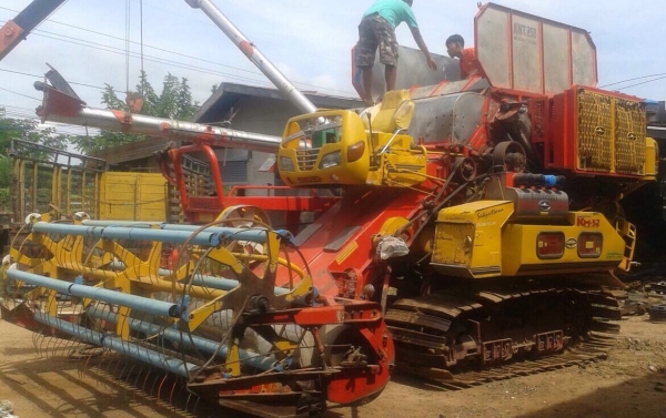 ขายด่วน รถเกี่ยวข้าวศักดิ์พัฒนา รุ่น KM-52 เครื่อง 220 HP เทอร์โบ อุ้ม 2.5 ตัน ปั๊มไดกิ้น 22 ช่วงล่าง 12HT รถสภาพดีพร้อมทำงานได้เลย ราคาต่อรองได้ครับ ขายด่วน รถเกี่ยวข้าวศักดิ์พัฒนา รุ่น KM-52 เครื่อง 220 HP เทอร์โบ อุ้ม 2.5 ตัน ปั๊มไดกิ้น 22 ช่วงล่าง 12HT รถสภาพดีพร้อมทำงานได้เลย ราคาต่อรองได้ครับ