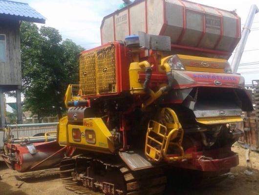 ขายด่วน รถเกี่ยวข้าวศักดิ์พัฒนา รุ่น KM-52 เครื่อง 220 HP เทอร์โบ อุ้ม 2.5 ตัน ปั๊มไดกิ้น 22 ช่วงล่าง 12HT รถสภาพดีพร้อมทำงานได้เลย ราคาต่อรองได้ครับ
