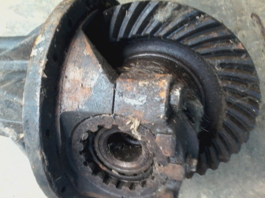 ขายเฟืองท้ายอิซูซุยกลูกสำหรับไว้เปลี่ยนใส่โรโตรี่รถไถใหญ่