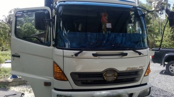 รถฮีโน่ 6 ล้อ รั้ว ( ไม่ดั้ม )  170 แรงม้า. ปี 50 ( รถวิ่ง 13x,xxx กม. ) , ( ราคาลด !! เหลือ 830,000 บาท. )   สนใจติดต่อ 081 - 6079515