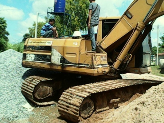 **750,000 บ.ต่อรอง**ขายแบคโฮ ราคาเบาๆ CATERPILLAR 320 V.2 (เวอร์ชั่นทู) S.No.*2DL01710* เครื่องเดิม ปั้มเดิม ไฟฟ้าตัดบางจุด เครื่องดีแน่นดี ปั้มดีแรง ทำงานดี บูมอาร์มมีปะ1แผล บุ้งกี๋ดี เอวแน่น ช่วงล่าง70\% โซ่ดี แทร็กดีครบ โรลเลอร์ดี เฟรมหนาไม่ผุ สป็อคเก็ต