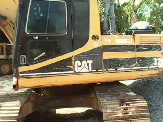 **750,000 บ.ต่อรอง**ขายแบคโฮ ราคาเบาๆ CATERPILLAR 320 V.2 (เวอร์ชั่นทู) S.No.*2DL01710* เครื่องเดิม ปั้มเดิม ไฟฟ้าตัดบางจุด เครื่องดีแน่นดี ปั้มดีแรง ทำงานดี บูมอาร์มมีปะ1แผล บุ้งกี๋ดี เอวแน่น ช่วงล่าง70\% โซ่ดี แทร็กดีครบ โรลเลอร์ดี เฟรมหนาไม่ผุ สป็อคเก็ต