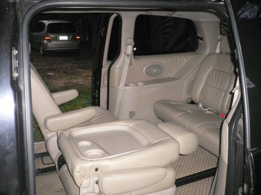 ขายรถครอบครัว7ที่นั่ง KIA CARNIVAL 2.5 CEO เกียร์ออโต้ AIRBAG2 ABS ปี 2004ไม่เคยติดแก๊ส