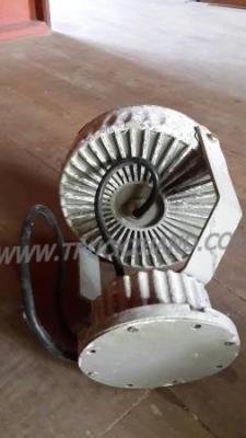 ไฟสปอร์ตไลท์ ยี่ห้อ GREEN LIGHT 70V-250V มี 3 ตัว