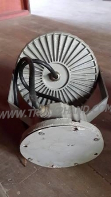 ไฟสปอร์ตไลท์ ยี่ห้อ GREEN LIGHT 70V-250V มี 3 ตัว