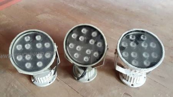 ไฟสปอร์ตไลท์ ยี่ห้อ GREEN LIGHT 70V-250V มี 3 ตัว