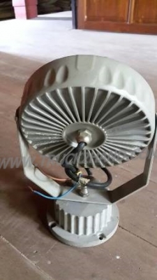 ไฟสปอร์ตไลท์ ยี่ห้อ GREEN LIGHT 70V-250V มี 3 ตัว