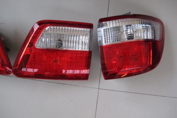 ขายชุดไฟท้าย ฟอจูนเนอร์ รุ่น 2 ขาวแดง ครบชุด ขายชุดไฟท้าย ฟอจูนเนอร์ รุ่น 2 ขาวแดง ครบชุด