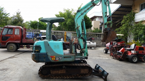 รถขุด YANMAR รุ่น B37-2-  แทร็กเหล็ก  มือสองญี่ปุ่น