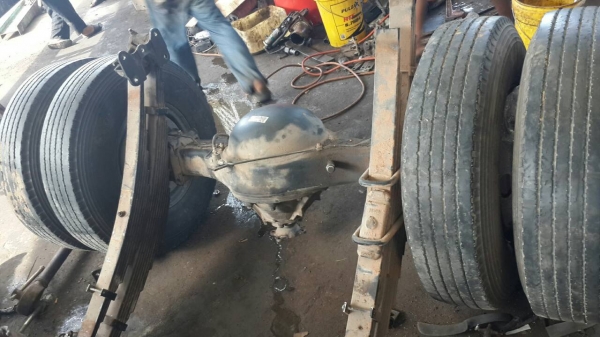 ** ราคา 52,000 บาท **เสื้อเพลา+ชุดแหนบ ISUZU FRR210 แรงม้า ออกห้างแท้รถปีเดียว(ไม่ให้ยางและกระทะนะครับ)