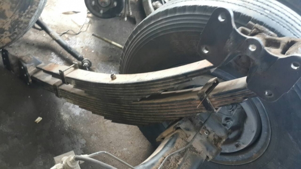 ** ราคา 52,000 บาท **เสื้อเพลา+ชุดแหนบ ISUZU FRR210 แรงม้า ออกห้างแท้รถปีเดียว(ไม่ให้ยางและกระทะนะครับ)