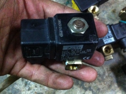 โซลินอยด์วาล์ว( วาล์วไฟฟ้า) Parker ขนาดท่อสวม 1/2 นิ้ว ใช้ไฟบ้าน 220 V.ใช้ตัดต่อระบบการเปิด-ปิดของระบบน้ำ ลม น้ำมัน (มี 29 ตัว) โซลินอยด์วาล์ว( วาล์วไฟฟ้า) Parker ขนาดท่อสวม 1/2 นิ้ว ใช้ไฟบ้าน 220 V.ใช้ตัดต่อระบบการเปิด-ปิดของระบบน้ำ ลม น้ำมัน (มี 29 ตัว)