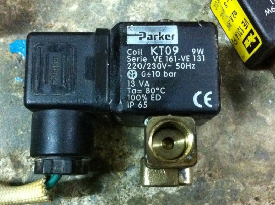 โซลินอยด์วาล์ว( วาล์วไฟฟ้า) Parker ขนาดท่อสวม 1/2 นิ้ว ใช้ไฟบ้าน 220 V.ใช้ตัดต่อระบบการเปิด-ปิดของระบบน้ำ ลม น้ำมัน (มี 29 ตัว)