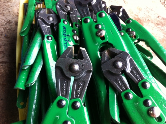 คีมตัดด้ามเขียวยาว ผลิตญี่ปุ่น มีการช่วยผ่อนแรงในการตัด มีปุ่มล๊อกได้ ปรับตั้งระยะการตัดได้ มือสองคัดแลัวสภาพสวย คม ตัวคีมแข็ง