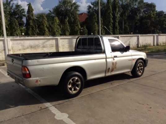 ขายรถกระบะมิตซูสตราด้า ตอนเดียว ปี97 เครื่องเดิม 2.5 เกียร์ธรรมดา ภายในสวย แอร์เย็น สีต้องทำ กันร้อนเดิม ล้อแม็ก15" เครื่องแน่นวิ่งดี เกียร์แน่น ช่วงล่างดี รถขับดีครับ เอกสารพร้อม ขายถูกครับ